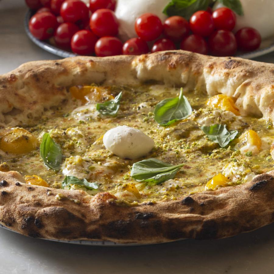 Pizza con mortadella e granella di pistacchio